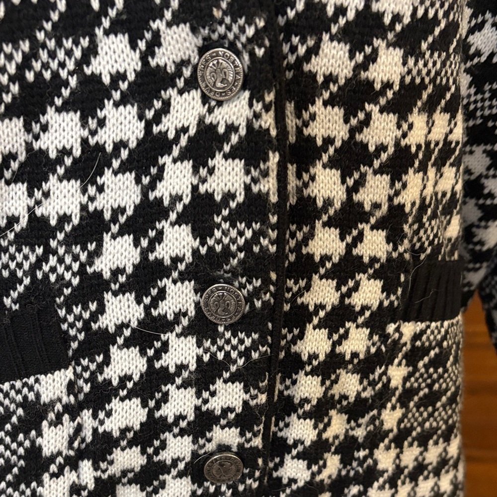 Stylish Black and White Houndstooth Cardigan - Picture 2 of 4
